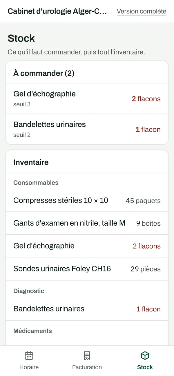 Le stock sur téléphone : deux articles à commander, le gel d’échographie et les bandelettes urinaires, puis l’inventaire par catégorie.